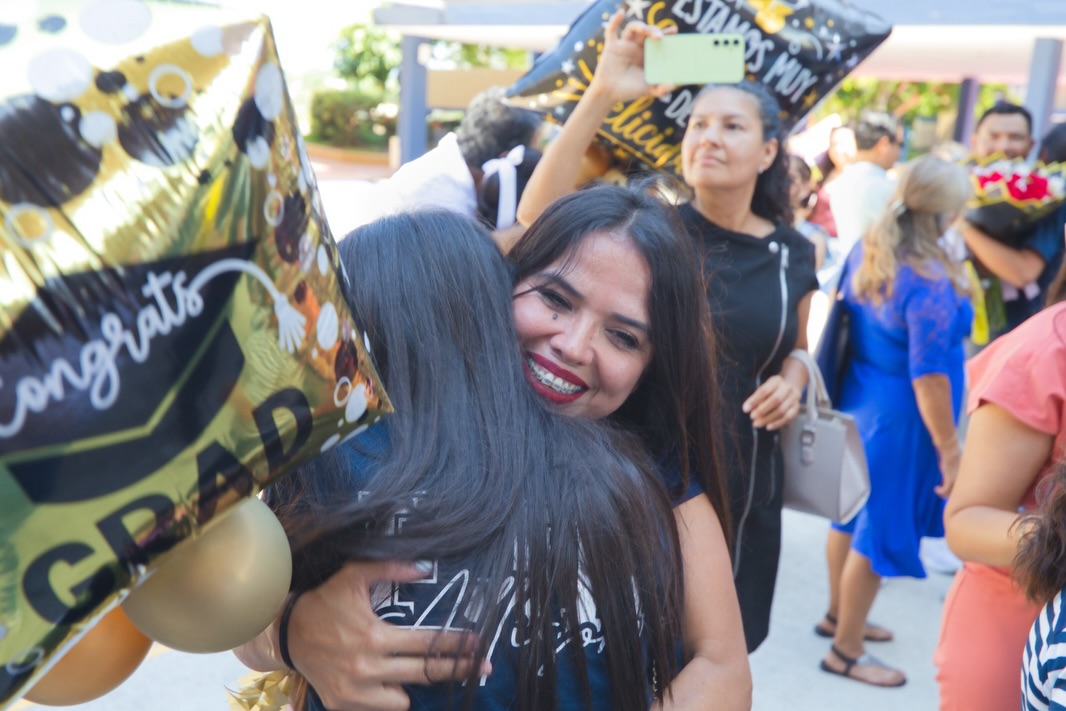 Último pase de lista de tercero de secundaria 2026🧑🏻🎓👩🏻🎓💙
Cerrar un ciclo es tomar una última foto, dar un fuerte abrazo a un gran amigo, agradecer a tus maestros que te vieron crecer… es entre lágrimas sonreír por un gran logro conseguido y la nostalgia maravillosa que se siente al culminar… gratitud a cada familia que ha estado detrás de nuestros jóvenes y que nos dieron su confianza💙 y a cada graduado que engrandeció nuestras aulas🙌🏻…
Felicidades Graduados GEN 2023-2026🎓
#porsiemprefelix #secundaria #graduados
