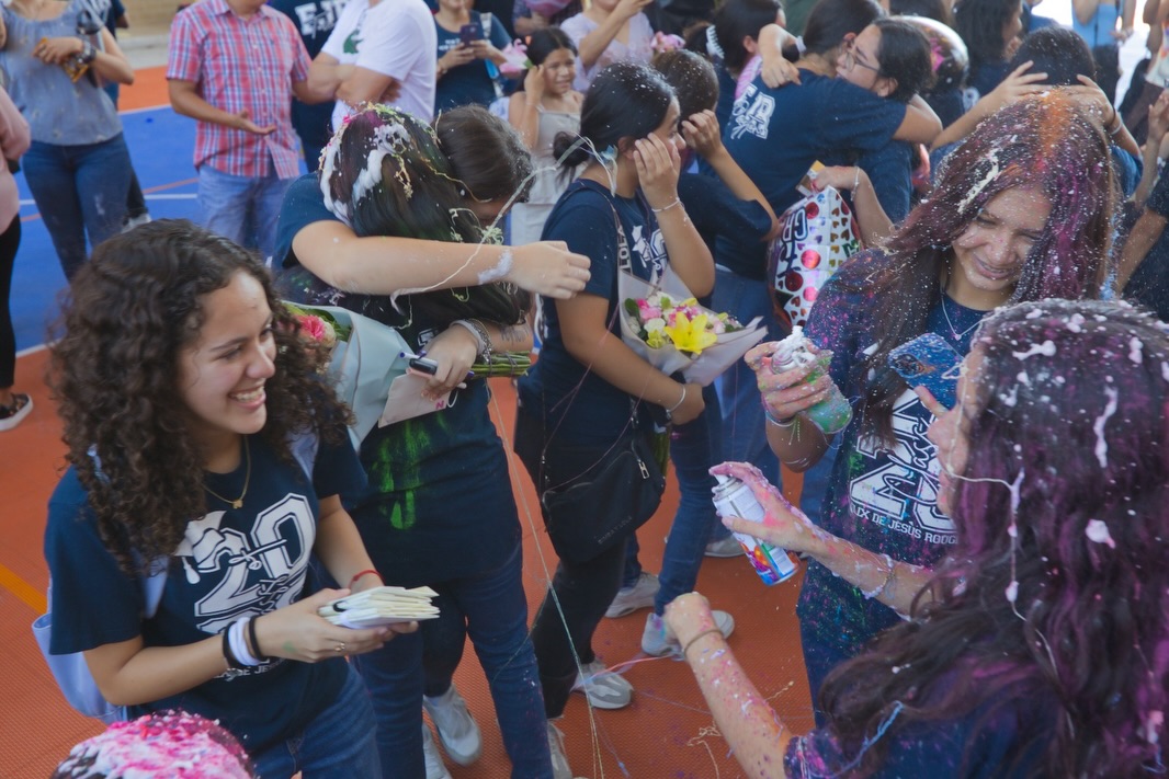 Último pase de lista de tercero de secundaria 2026🧑🏻🎓👩🏻🎓💙
Cerrar un ciclo es tomar una última foto, dar un fuerte abrazo a un gran amigo, agradecer a tus maestros que te vieron crecer… es entre lágrimas sonreír por un gran logro conseguido y la nostalgia maravillosa que se siente al culminar… gratitud a cada familia que ha estado detrás de nuestros jóvenes y que nos dieron su confianza💙 y a cada graduado que engrandeció nuestras aulas🙌🏻…
Felicidades Graduados GEN 2023-2026🎓
#porsiemprefelix #secundaria #graduados