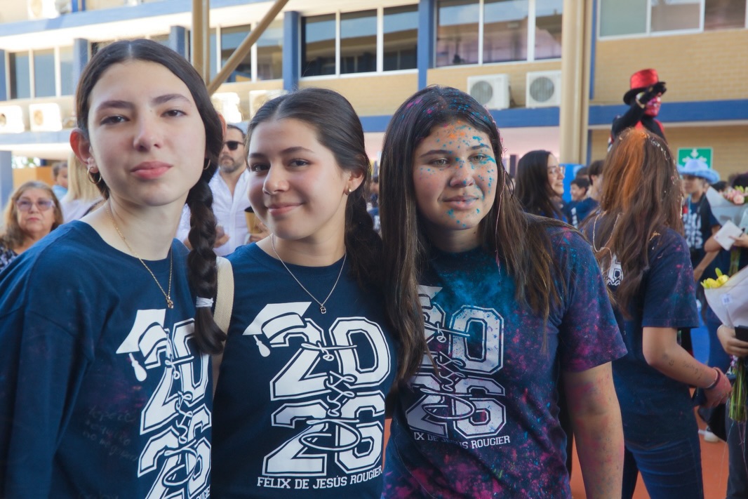 Último pase de lista de tercero de secundaria 2026🧑🏻🎓👩🏻🎓💙
Cerrar un ciclo es tomar una última foto, dar un fuerte abrazo a un gran amigo, agradecer a tus maestros que te vieron crecer… es entre lágrimas sonreír por un gran logro conseguido y la nostalgia maravillosa que se siente al culminar… gratitud a cada familia que ha estado detrás de nuestros jóvenes y que nos dieron su confianza💙 y a cada graduado que engrandeció nuestras aulas🙌🏻…
Felicidades Graduados GEN 2023-2026🎓
#porsiemprefelix #secundaria #graduados