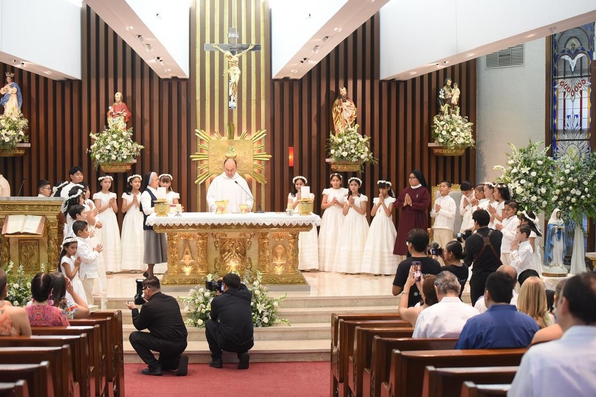 Nuestros alumnos de cuarto de primaria recibieron la más hermosa invitación de Jesús para ser su mejor amigo, es un banquete de amor en donde el Señor se hace presente para alimentarlos, escucharlos y acompañarlos siempre.
Recordemos a nuestros niños, con nuestro testimonio de Fe, que Jesús se quedó en la Eucaristía porque nos ama 🙏🏻