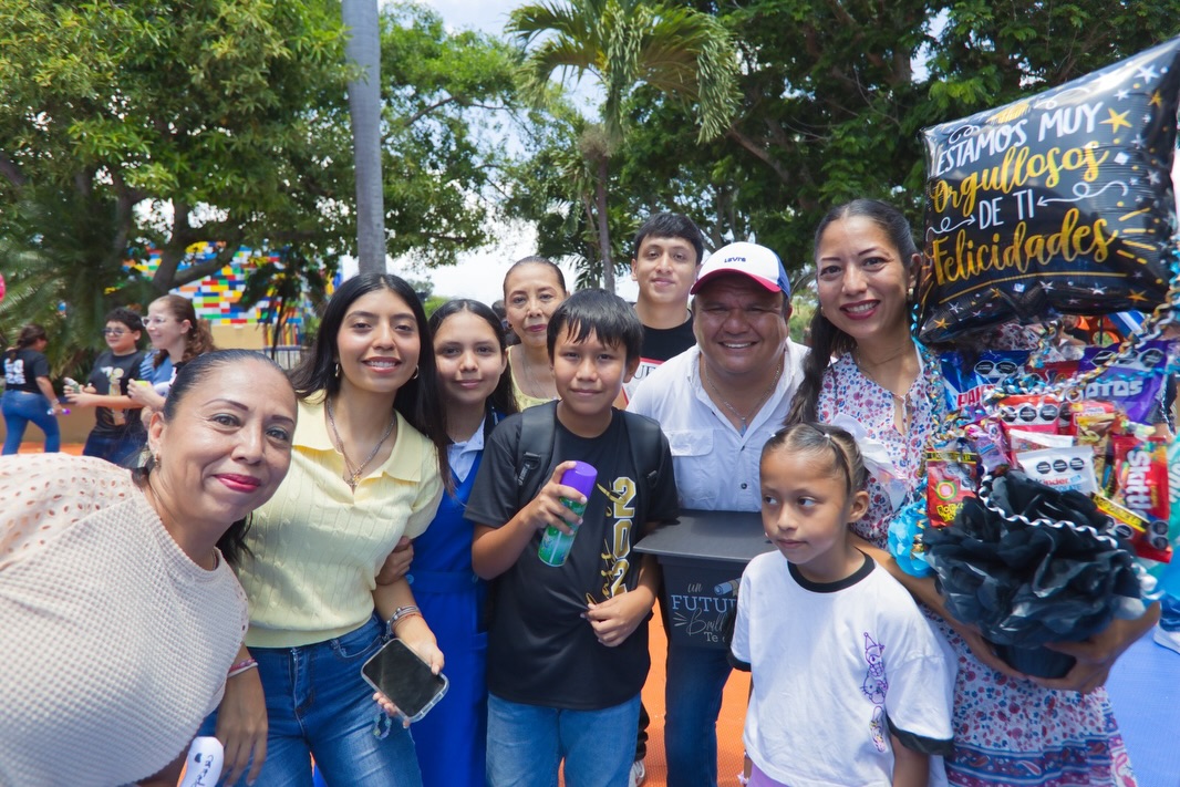 Último dia en las aulas GEN 2020-2026 #Primaria 🎓
Iniciaron llenos de retos y desafíos; tomar su primer año de primaria a distancia, reencontrar su espacio en nuevos salones con el cambio de sección, ser nativos digitales y estrechar lazos con amigos y maestros, todo esto mientras descubrían al niño(a) que fue creciendo.
¡Hoy se gradúan con mucho orgullo nuestros alumnos listos para el siguiente paso!🧑🏻🎓👩🏻🎓
Abrazos, risas, firmas, fotos, música y familia, así se vivió el último pase de lista graduados 2026. Sin duda en primaria los vamos a extrañar!!
Les deseamos todo el éxito 🙌🏻💙
#SomosFélix #Graduación #Primaria