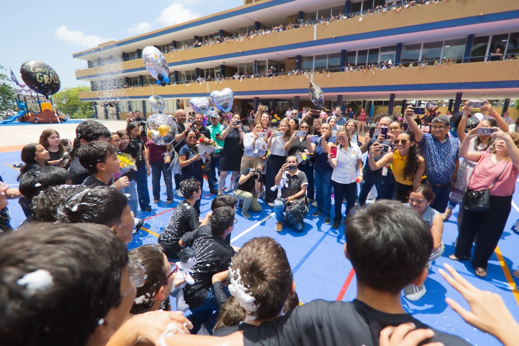 Último dia en las aulas GEN 2020-2026 #Primaria 🎓
Iniciaron llenos de retos y desafíos; tomar su primer año de primaria a distancia, reencontrar su espacio en nuevos salones con el cambio de sección, ser nativos digitales y estrechar lazos con amigos y maestros, todo esto mientras descubrían al niño(a) que fue creciendo.
¡Hoy se gradúan con mucho orgullo nuestros alumnos listos para el siguiente paso!🧑🏻🎓👩🏻🎓
Abrazos, risas, firmas, fotos, música y familia, así se vivió el último pase de lista graduados 2026. Sin duda en primaria los vamos a extrañar!!
Les deseamos todo el éxito 🙌🏻💙
#SomosFélix #Graduación #Primaria