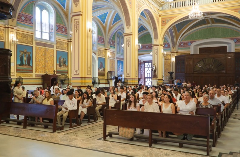 Compartimos momentos que vivieron nuestros alumnos de preparatoria que recibieron el Sacramento de la Confirmación 🕊️
Como Católicos, en el Sacramento de Confirmación fortalecemos nuestra fe con la efusión especial del Espíritu Santo, permitan que siempre sea Él quien guíe sus pasos 🙏🏻