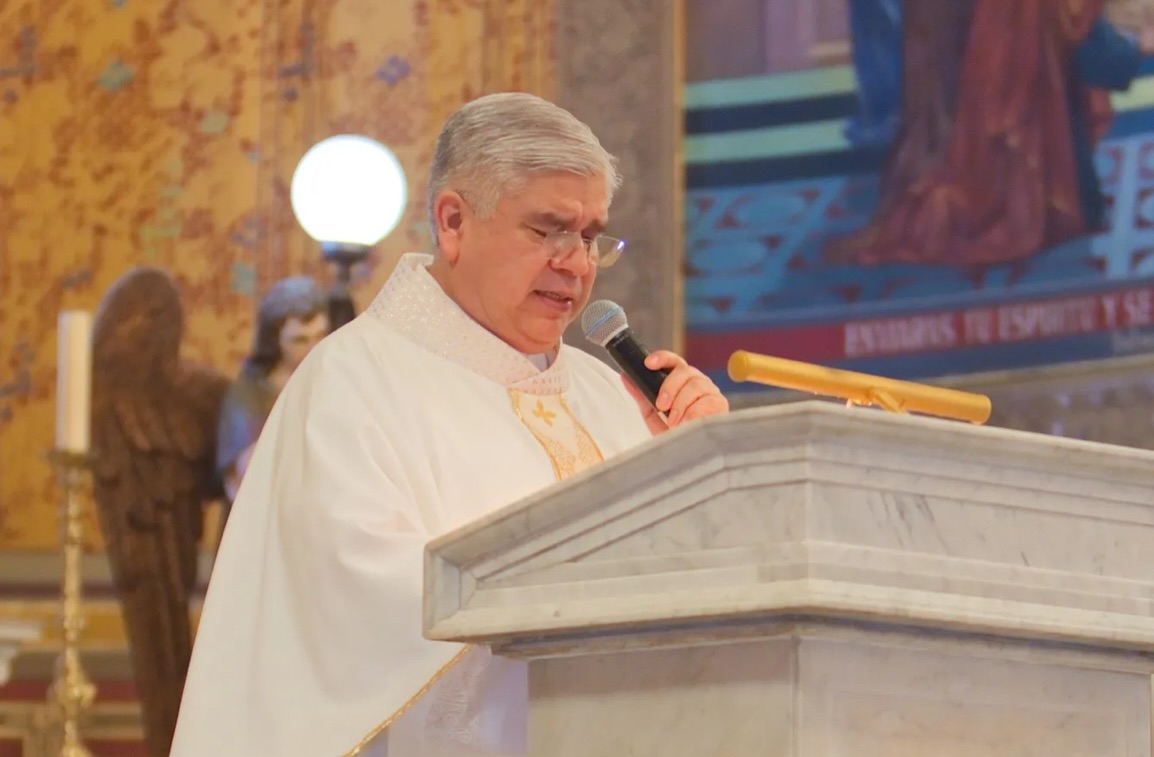 Compartimos momentos que vivieron nuestros alumnos de preparatoria que recibieron el Sacramento de la Confirmación 🕊️
Como Católicos, en el Sacramento de Confirmación fortalecemos nuestra fe con la efusión especial del Espíritu Santo, permitan que siempre sea Él quien guíe sus pasos 🙏🏻