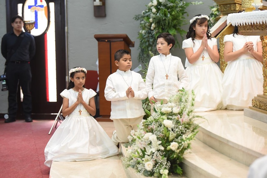 Nuestros alumnos de cuarto de primaria recibieron la más hermosa invitación de Jesús para ser su mejor amigo, es un banquete de amor en donde el Señor se hace presente para alimentarlos, escucharlos y acompañarlos siempre.
Recordemos a nuestros niños, con nuestro testimonio de Fe, que Jesús se quedó en la Eucaristía porque nos ama 🙏🏻