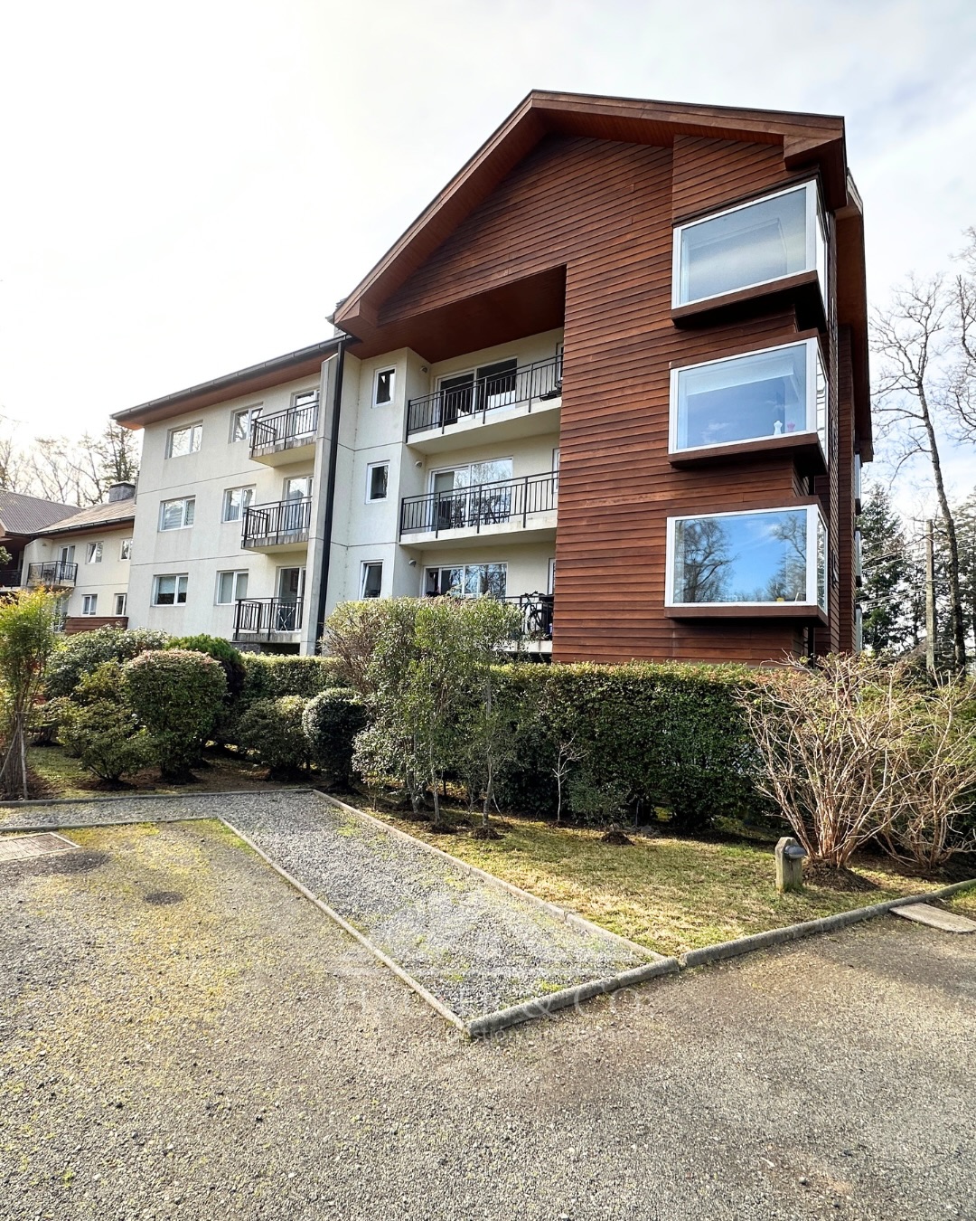 ✨ ¡NUEVO DEPARTAMENTO EN VENTA EN PUCÓN!✨
Una oportunidad única en una de las zonas más buscadas. Departamentos con estas características y ubicación ya prácticamente no se encuentran en el mercado.
📍 𝐔𝐛𝐢𝐜𝐚𝐜𝐢ó𝐧 𝐞𝐬𝐭𝐫𝐚𝐭é𝐠𝐢𝐜𝐚: Camino al Volcán, a solo 5 min del centro de Pucón. El equilibrio perfecto entre la paz del bosque nativo y la cercanía a comercio, restaurantes y la playa.
Ideal tanto para tus 𝐯𝐚𝐜𝐚𝐜𝐢𝐨𝐧𝐞𝐬 en cualquier época del año como para una 𝐢𝐧𝐯𝐞𝐫𝐬𝐢ó𝐧 de alta rentabilidad en arriendos temporales.
⭐️Características principales:
• 85 m² totales | 4to piso (Orientación Oriente ☀️)
• 3 dormitorios (principal en suite) | 2 baños
• Cocina tradicional equipada + amplio living-comedor con terraza
• Incluye estacionamiento, cortinas e iluminación
⭐️Atractivos del condominio:
Seguridad 24/7, piscinas rodeadas de naturaleza, quinchos, cancha de fútbol, juegos infantiles y estacionamiento de visitas.
💰 Gastos comunes: $90.000 aprox.
💵 VALOR DE VENTA:
• Sin muebles: UF 4.790
• Con muebles: UF 5.090
⚡ Disponibilidad inmediata. Listo para escriturar y comenzar a disfrutar o rentabilizar.
📲 ¿TE GUSTARÍA CONOCERLO?
Comenta la palabra VISITA aquí abajo 👇 y te contactaremos por privado para enviarte más detalles o agendar tu hora. ¡También puedes escribirnos al wsp +56975598897!