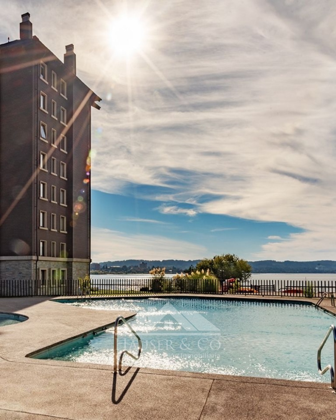 Departamento a estrenar en ARRIENDO en Villarrica.
🌟 𝐏𝐚𝐫𝐚 𝐚𝐠𝐞𝐧𝐝𝐚𝐫 𝐮𝐧𝐚 𝐯𝐢𝐬𝐢𝐭𝐚 𝐜𝐨𝐧𝐭𝐚𝐜𝐭𝐚 𝐚𝐥 +𝟓𝟔𝟗𝟕𝟓𝟓𝟗𝟖𝟖𝟗𝟕 𝐨 𝐝𝐞𝐣𝐚 𝐮𝐧 𝐜𝐨𝐦𝐞𝐧𝐭𝐚𝐫𝐢𝐨 𝐲 𝐭𝐞 𝐞𝐧𝐯𝐢𝐚𝐫𝐞𝐦𝐨𝐬 𝐮𝐧 𝐃𝐌 𝐜𝐨𝐧 𝐭𝐨𝐝𝐚 𝐥𝐚 𝐢𝐧𝐟𝐨𝐫𝐦𝐚𝐜𝐢ó𝐧.
DEPARTAMENTO EDIFICIO KETRUPILLÁN
Condominio Costanera Villarrica (Altas Cumbres) – Villarrica
✅ Nuevo a estrenar | Año corrido | Estilo mariposa | 71,33 m2 (57,20 m2 int / 13,10 m2 ter) | Orientación sur | Vista al hospital | Estac + Bodega
𝐂𝐨𝐧𝐝𝐨𝐦𝐢𝐧𝐢𝐨: Acceso a Lago Villarrica | Muelle peatonal | Piscina | Quincho vista lago | Gimnasio | Conserjería 24/7
VALOR: $700.000 / mes
GGCC: $100.000 aprox.
.
.
#villarrica #arriendovillarrica #departamento #arriendo #propiedades chile corredoradepropiedades lagovillarrica surdechile arriendoañocorrido datos
