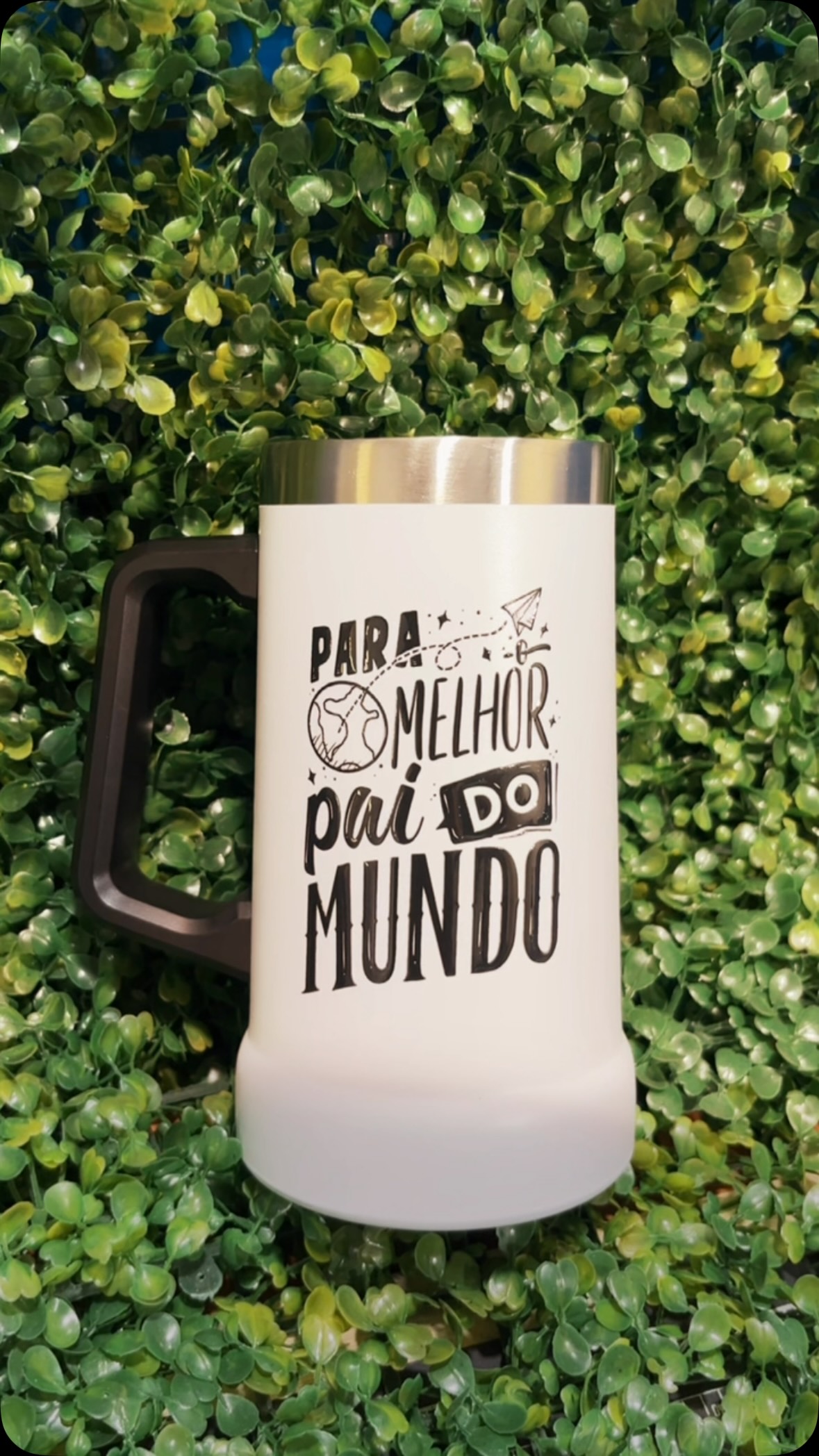 Ainda não escolheu o presente do Dia dos Pais? A nossa caneca térmica de chopp 709 ml é a escolha perfeita para quem gosta de praticidade e um bom momento em família. 🍺 Mantém a bebida gelada por mais tempo. 🎨 Personalização exclusiva. 💙 Um presente feito para surpreender. 📲 Chame no direct e faça sua encomenda! #diadospais❤️ #canecadechopp #canecapersonalizadas