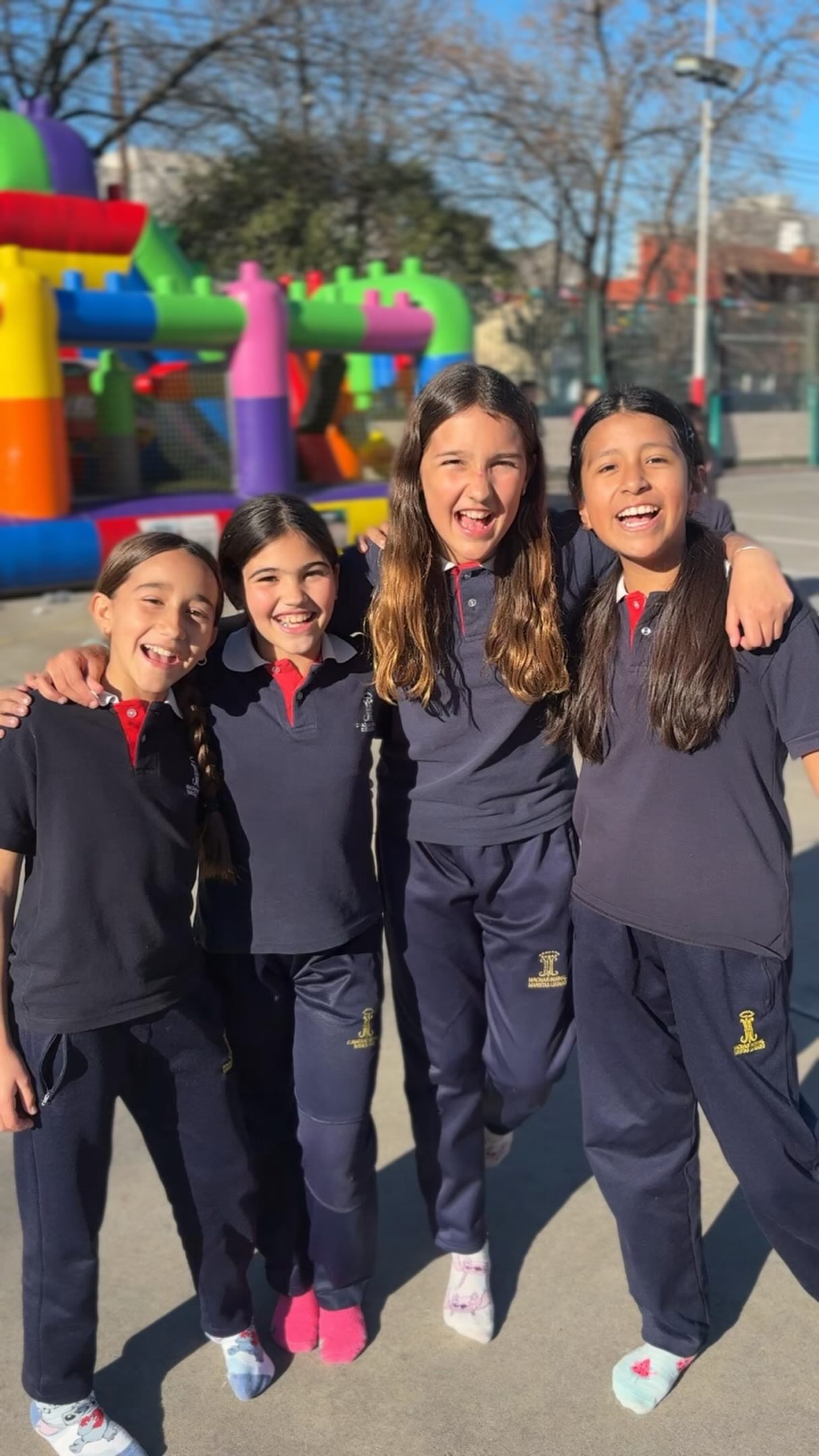 En la Semana de las Infancias nuestra Casa de Todos 🏡 se llenó de juegos, colores y también de muchos aprendizajes. 💚❤️Con una consigna divertida todos los días, hoy cerraron la jornada con los clásicos inflables, juegos de mesa, cine y muchas propuestas para que los chicos y chicas sean los protagonistas de la diversión. 🤩🤩Como Maristas de Champagnat vivimos nuestro compromiso con los derechos de los niños, niñas, adolescentes y jóvenes. Porque los más chicos no son el futuro, ¡son el presente! ✊🏼🥰