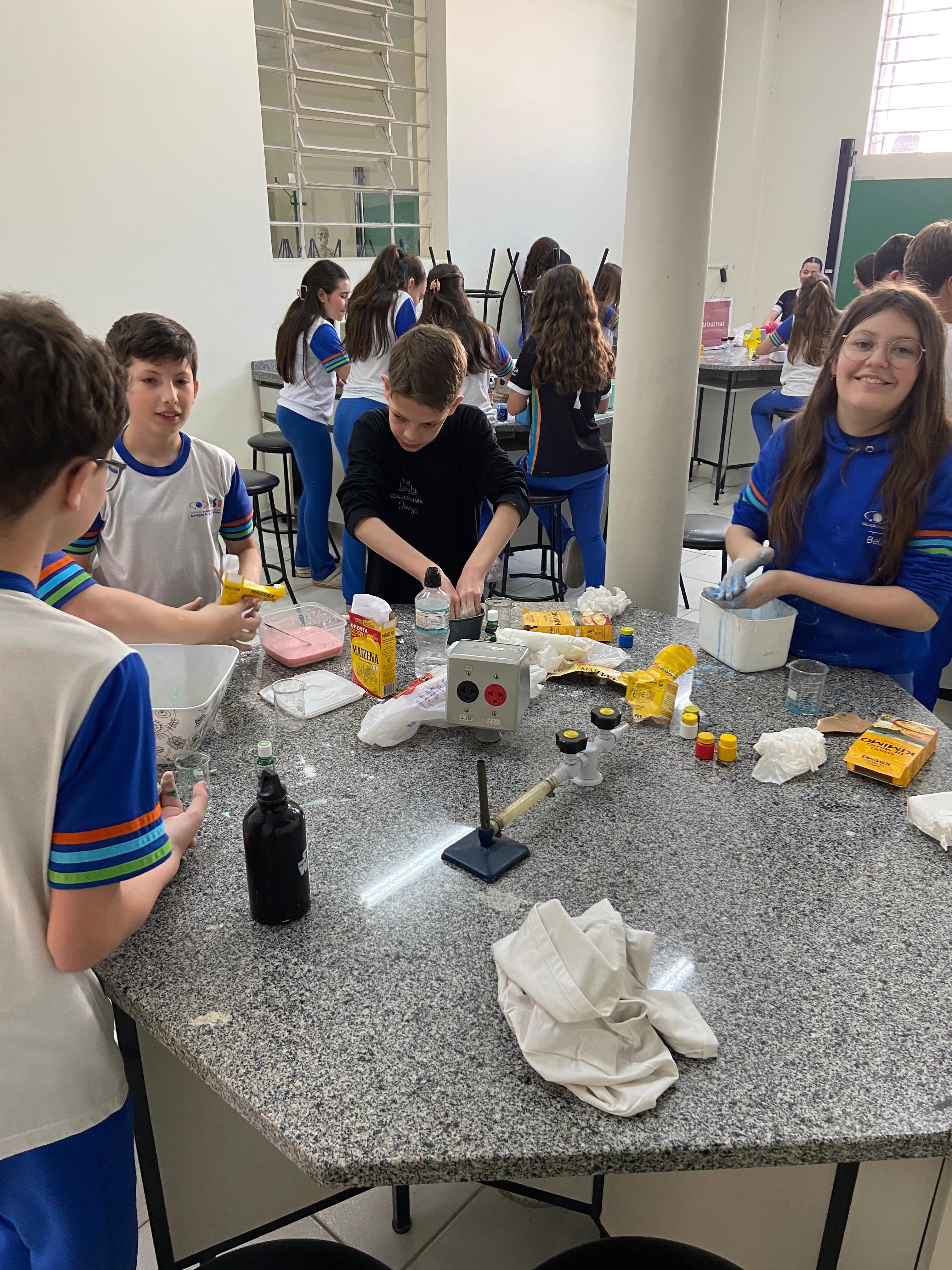 🧪👩🔬 Ciência na prática!
Os alunos do 6º e 7º ano participaram de uma atividade sobre fluidos newtonianos, colocando a mão na massa para entender, na prática, como diferentes materiais se comportam diante de forças e movimentos.
Uma experiência divertida que transforma a sala de aula em um verdadeiro laboratório! 🔬✨
#ESIBelém #CiênciaNaPrática #AprenderFazendo #Experiência