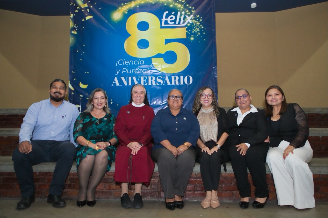 El pasado sábado 3 de octubre se llevó a cabo la primera celebración de nuestro Aniversario 85🤩
Con recuerdos, fotos, amigos y abrazos, exalumnos y padres de familia de diferentes generaciones que han pasado por las aulas del Colegio Félix de Jesús Rougier se dieron cita en el Colegio💙
El Padre Gustavo Solís celebró la Misa en acción de gracias y nuestra Directora General Madre Franci Alejandra Nungaray dio emotivas palabras que resumen el amor, servicio y dedicación que la Congregación MESST ha puesto al cabo de ocho décadas y media que han sido parte de muchas historias de vida para la comunidad Félix.
Juntos sigamos caminando de la mano de Dios y bajo el Manto de Nuestra Virgen de la Encarnación✨
#siempreFélix #Aniversario85 #Celebración #EducaciónconValores