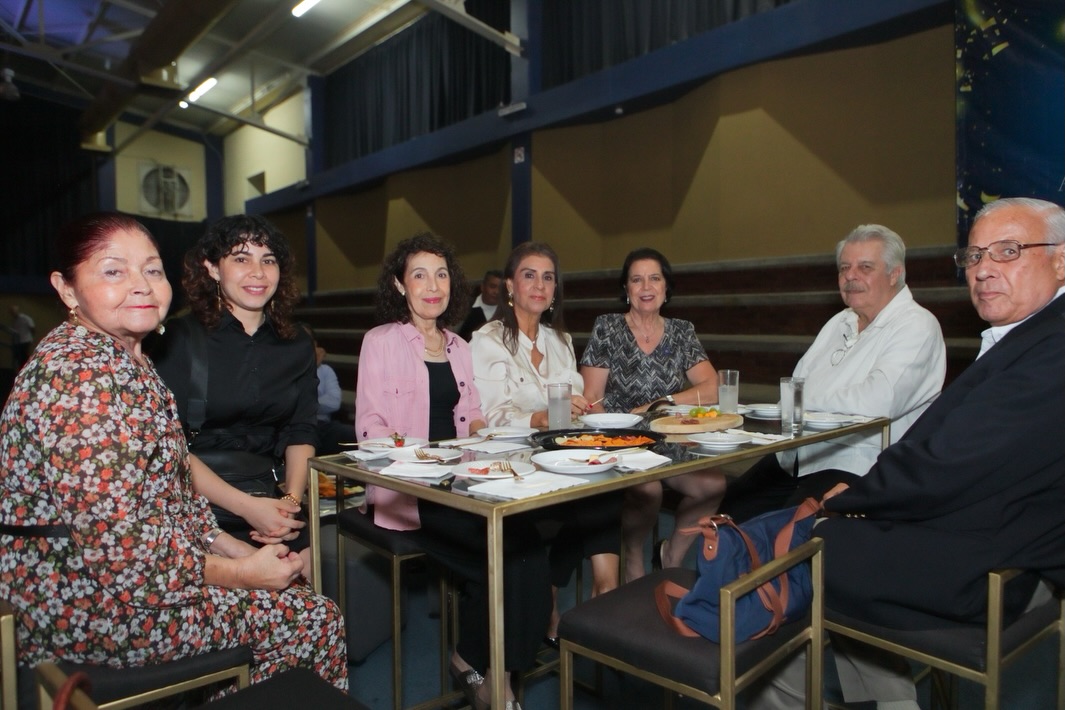 El pasado sábado 3 de octubre se llevó a cabo la primera celebración de nuestro Aniversario 85🤩
Con recuerdos, fotos, amigos y abrazos, exalumnos y padres de familia de diferentes generaciones que han pasado por las aulas del Colegio Félix de Jesús Rougier se dieron cita en el Colegio💙
El Padre Gustavo Solís celebró la Misa en acción de gracias y nuestra Directora General Madre Franci Alejandra Nungaray dio emotivas palabras que resumen el amor, servicio y dedicación que la Congregación MESST ha puesto al cabo de ocho décadas y media que han sido parte de muchas historias de vida para la comunidad Félix.
Juntos sigamos caminando de la mano de Dios y bajo el Manto de Nuestra Virgen de la Encarnación✨
#siempreFélix #Aniversario85 #Celebración #EducaciónconValores