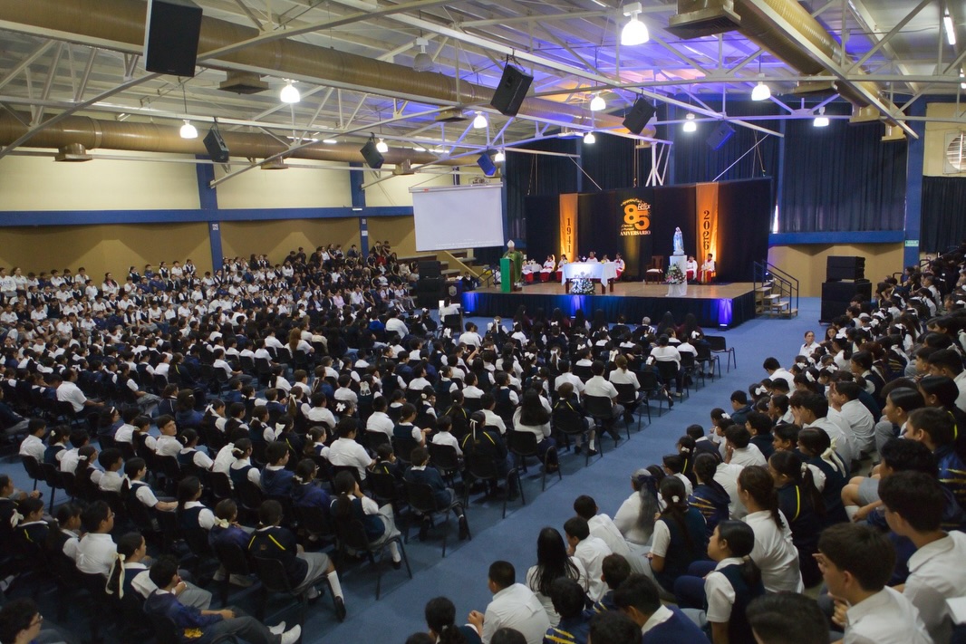 Celebrando en casa nuestros primeros 85 años de servicio a la educación🤩💙
Este lunes 5 de octubre, nuestro Obispo, Sr. Margarito Salazar Cárdenas, ofició la Eucaristía en acción de gracias con la comunidad estudiantil y posteriormente hicimos recorrido a todas las secciones: Preparatoria, Secundaria, Primaria y Preescolar para tomar la foto del recuerdo y compartir la alegría del festejo.
#85Aniversario #SomosFélix #ColegioCatólico
