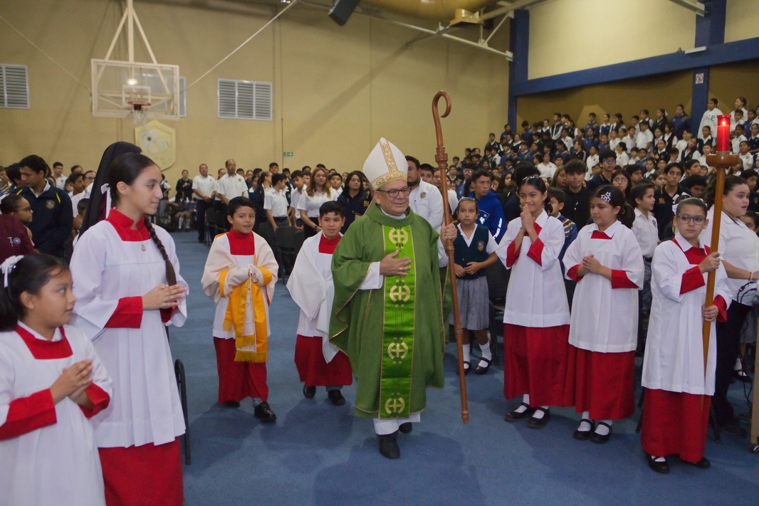 Celebrando en casa nuestros primeros 85 años de servicio a la educación🤩💙
Este lunes 5 de octubre, nuestro Obispo, Sr. Margarito Salazar Cárdenas, ofició la Eucaristía en acción de gracias con la comunidad estudiantil y posteriormente hicimos recorrido a todas las secciones: Preparatoria, Secundaria, Primaria y Preescolar para tomar la foto del recuerdo y compartir la alegría del festejo.
#85Aniversario #SomosFélix #ColegioCatólico