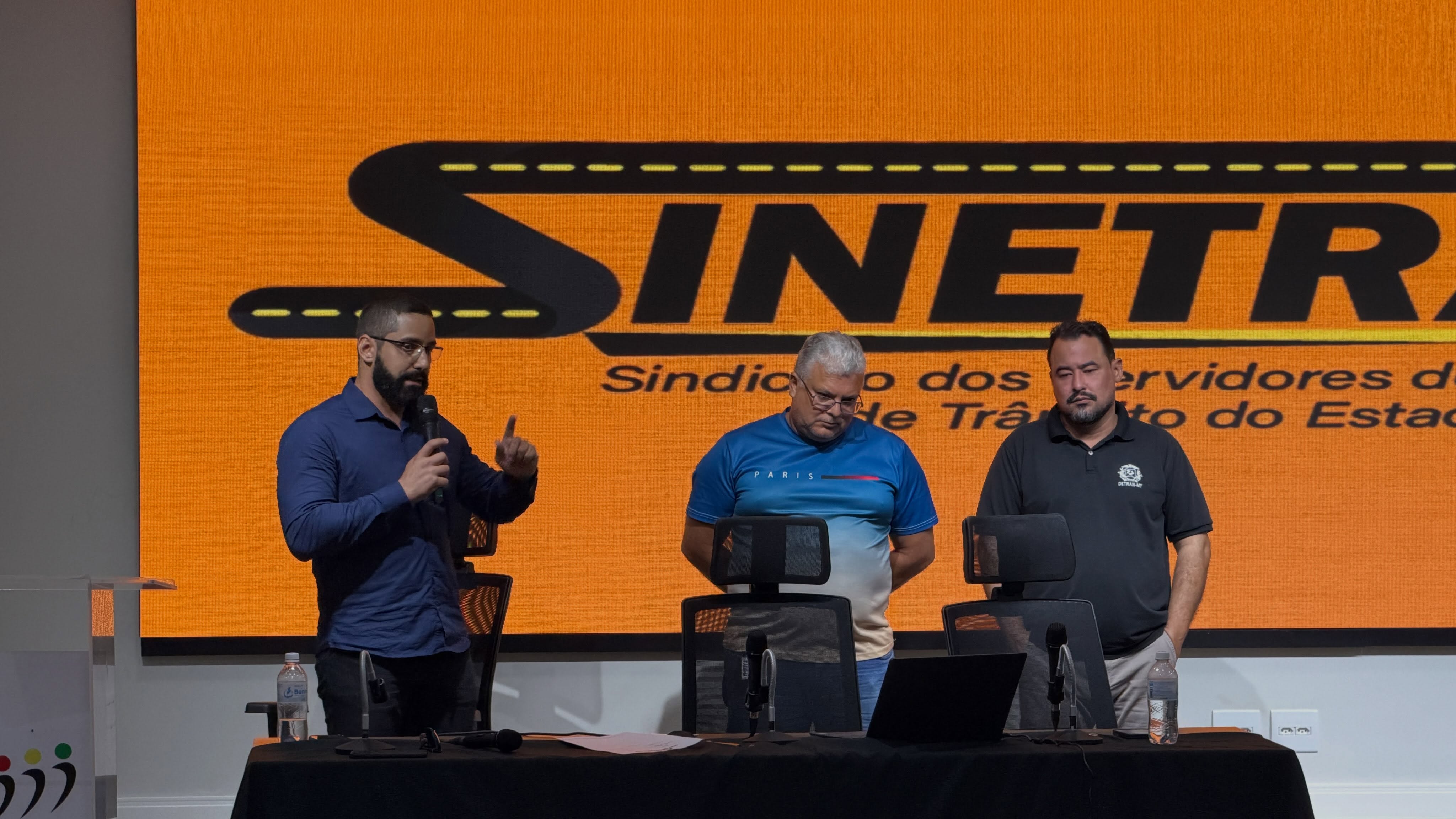 O SINETRAN-MT realizou sua Assembleia Geral Extraordinária, com importantes deliberações para o triênio 2026–2029.
Durante a reunião, foram realizadas a eleição e posse do Conselho Fiscal e a posse da Diretoria Executiva e do Colegiado de Diretores Regionais e Adjuntos.
Seguimos fortalecendo o SINETRAN-MT e a representação dos servidores do DETRAN-MT. 🤝