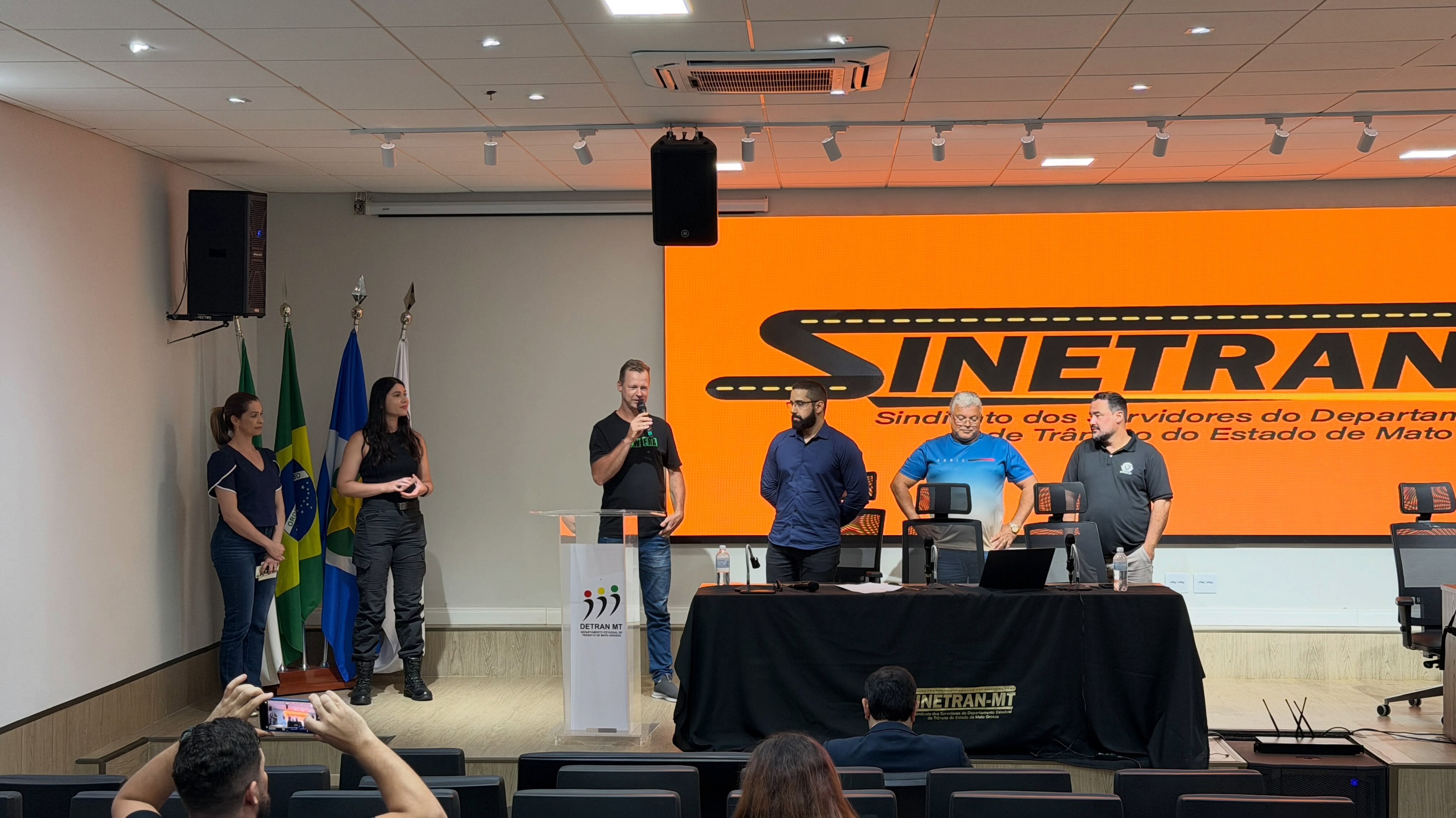 O SINETRAN-MT realizou sua Assembleia Geral Extraordinária, com importantes deliberações para o triênio 2026–2029.
Durante a reunião, foram realizadas a eleição e posse do Conselho Fiscal e a posse da Diretoria Executiva e do Colegiado de Diretores Regionais e Adjuntos.
Seguimos fortalecendo o SINETRAN-MT e a representação dos servidores do DETRAN-MT. 🤝
