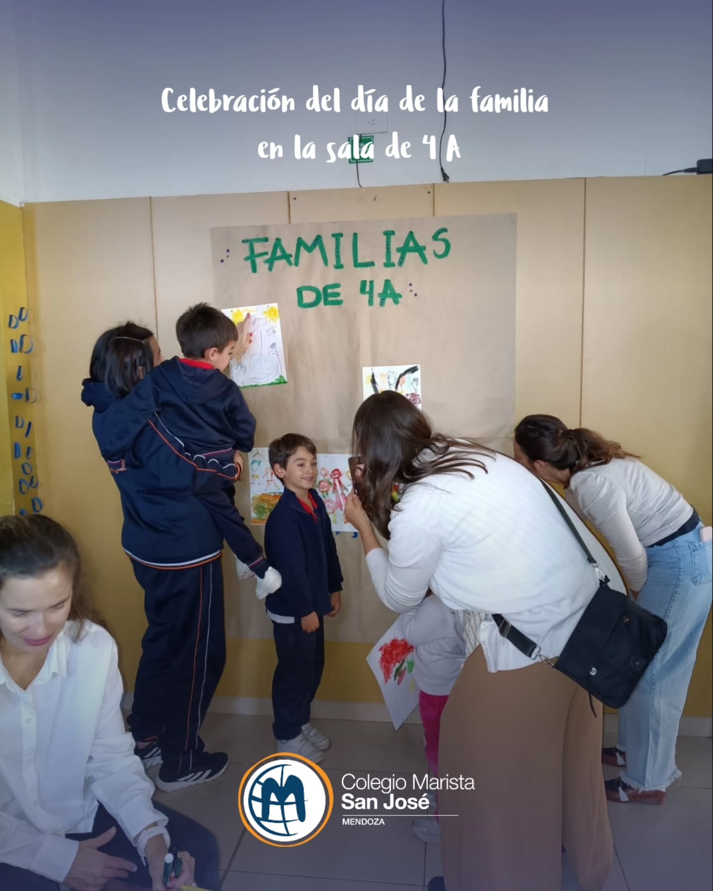 🎨💙 ¡𝗖𝗲𝗹𝗲𝗯𝗿𝗮𝗺𝗼𝘀 𝗲𝗹 𝗗𝗶́𝗮 𝗱𝗲 𝗹𝗮 𝗙𝗮𝗺𝗶𝗹𝗶𝗮 𝗲𝗻 𝗦𝗮𝗹𝗮 𝗱𝗲 𝟰 𝗔!✨ Compartimos una hermosa jornada llena de colores, creatividad y alegría, disfrutando de una propuesta artística junto a las familias.
Porque cuando compartimos tiempo, creamos recuerdos y fortalecemos los vínculos que nos unen. 🖌️✨✨ ¡Gracias a cada familia por ser parte de este encuentro tan especial!Colegio San José Marista, creciendo juntos en comunidad.