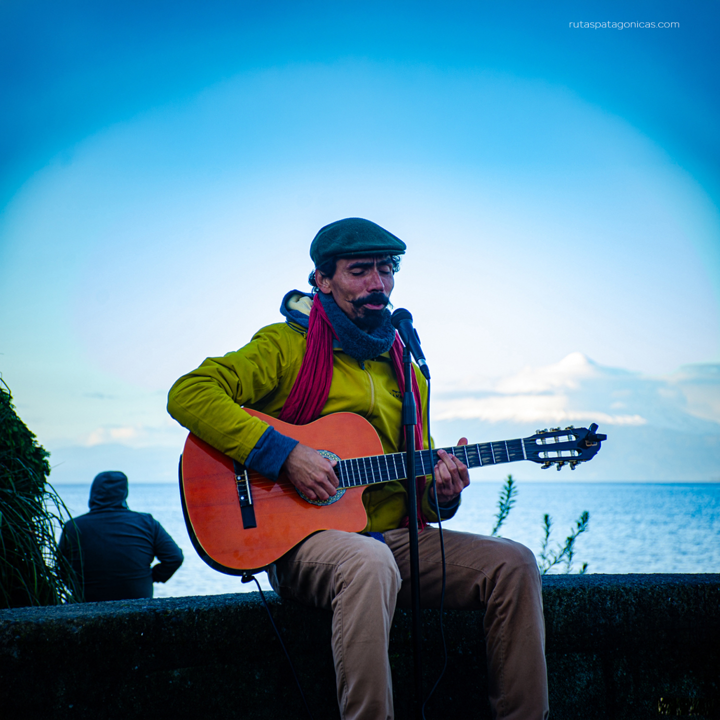 🌄 ¿Listo para enamorarte del sur? Descubre la magia de Puerto Varas ✨
Si buscas el destino perfecto para desconectarte y conectar con la naturaleza, la "Ciudad de las Rosas" se encuentra a orillas del gigantesco Lago Llanquihue. Con una vista privilegiada al Volcán Osorno, Puerto Varas combina paisajes de postal, aventura al aire libre y una rica tradición gastronómica.
¿Qué no te puedes perder?
🏔️ Postales inolvidables: Recorre su costanera al atardecer con la imponente silueta del volcán de fondo.
🌊 Aventura y naturaleza: Explora los Saltos del Petrohué, navega por el Lago Todos los Santos o camina entre senderos en el Parque Nacional Vicente Pérez Rosales.
☕ Tradición y sabor: Disfruta de la fusión culinaria del sur y no te vayas sin probar un clásico kuchen alemán frente al agua.
🏡 Arquitectura y encanto: Camina entre casonas históricas de madera rodeadas de jardines floridos que le dan su sello único.
Ya sea para una escapada de fin de semana, una ruta de trekking o un descanso reparador frente al lago, Puerto Varas tiene ese aire sureño que te atrapa desde el primer momento.
👉 ¿Con quién compartirías este viaje? Etiqueta en los comentarios a tu compañero de ruta y empiecen a planear su próxima escapada. 🎒👇
Consulta en nuestra bio por programas turísticos, panoramas, hotelería y gastronomía.
#PuertoVaras #SurDeChile #VisitaChile #ChileTravel #LagoLlanquihue #VolcanOsorno #SaltosDelPetrohue #ViajaPorChile #Naturaleza #Ruta5Sur #RutasPatagonicas 👈