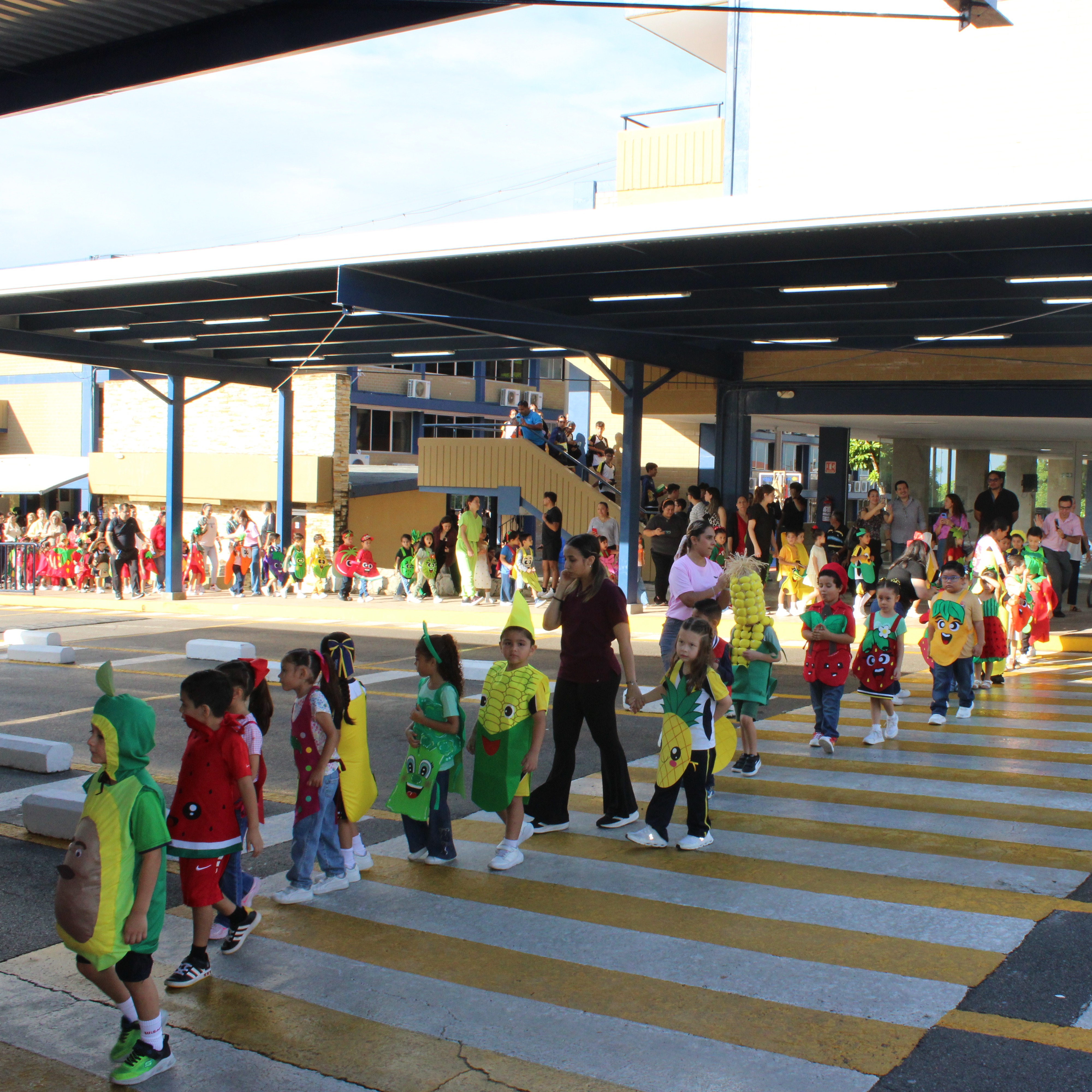 El Desfile de las frutas y verduras más lindas del mundo🥰
Acompañemos a nuestros niños a vivir y conocer la importancia de una rica y sana alimentación.
#Preescolar #Desfile #FrutasyVerduras #EducandoEnValores